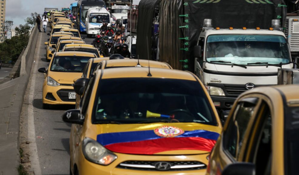 Estudio revela que el 8% de los taxistas en Colombia son jóvenes estudiantes Descubre cómo los jóvenes entre 18 y 25 años se integran al sector taxi en Bogotá y Cundinamarca.