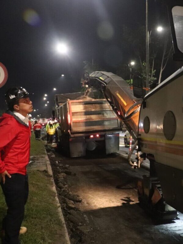 Alcaldía de Bogotá crea brigada nocturna dedicada a tapar huecos en las calles La Alcaldía de Bogotá, bajo la dirección del alcalde Carlos Fernando Galán, ha puesto en marcha una brigada nocturna de "tapahuecos" con el propósito de reparar las vías más afectadas de la ciudad, buscando mejorar significativamente la movilidad y la seguridad vial.