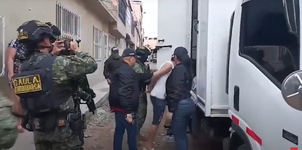 Así cayeron 2 presuntos extorsionistas del 'Tren de Aragua' en el sur de Bogotá El Ejército Nacional y la estrategia integral de seguridad ‘Bogotá Camina Segura’, tropas del Gaula Militar Cundinamarca, de la Décima Tercera Brigada, en coordinación con el Gaula Élite N.° 2 del Comando General de las Fuerzas Militares y el CTI de la Fiscalía Seccional Bogotá, lograron la captura de dos presuntos integrantes del grupo criminal ‘Tren de Aragua’ en el barrio San Bernardino, ubicado en el suroccidente de la ciudad.