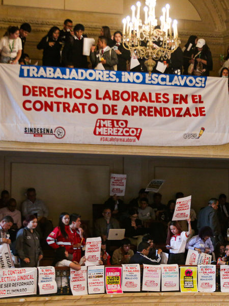 Este es el artículo aprobado en la reforma laboral que beneficia a los aprendices del Sena Estos artículos establecen la laboralización del contrato de aprendizaje, lo que significa que los aprendices recibirán un salario durante su formación.