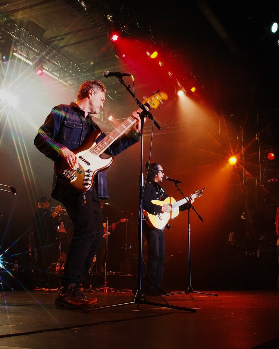 Bacilos llega a Bogotá con su concierto 'Pequeños Romances' La presentación en el Movistar Arena de Bogotá, uno de los escenarios más grandes y modernos del país, promete ser una noche inolvidable donde los fanáticos podrán revivir sus grandes éxitos y disfrutar de sus nuevas canciones.