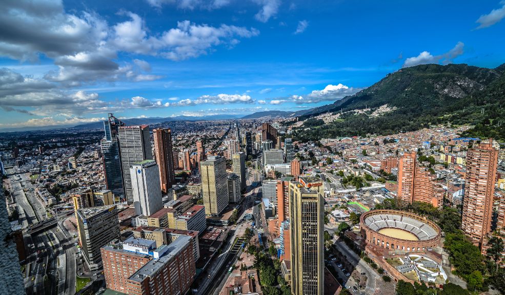 Bogotá está nominada a mejor destino urbano turístico en el mundo Bogotá ha sido nominada como "Destino Urbano Líder del Mundo" en los prestigiosos World Travel Awards 2024, conocidos ampliamente como los "Oscar del Turismo". La nominación no solo realza el creciente atractivo de la ciudad, sino que también subraya su relevancia en el panorama turístico internacional. Para Bogotá, esta es una oportunidad crucial para consolidarse como uno de los destinos más importantes a nivel global.