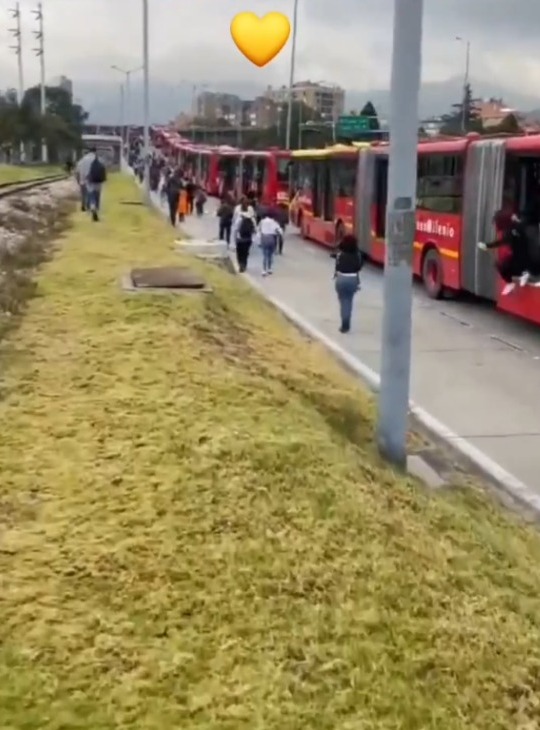 Caos en la movilidad por accidente en la Autopista Norte Un accidente de tránsito registrado en la tarde de este martes en la calle 100 con Autopista Norte, en el carril mixto sentido norte-sur, ocasionó un grave colapso en la movilidad de la zona. Dos vehículos estuvieron involucrados en el choque, lo que afectó tanto el tráfico particular como el servicio de TransMilenio.