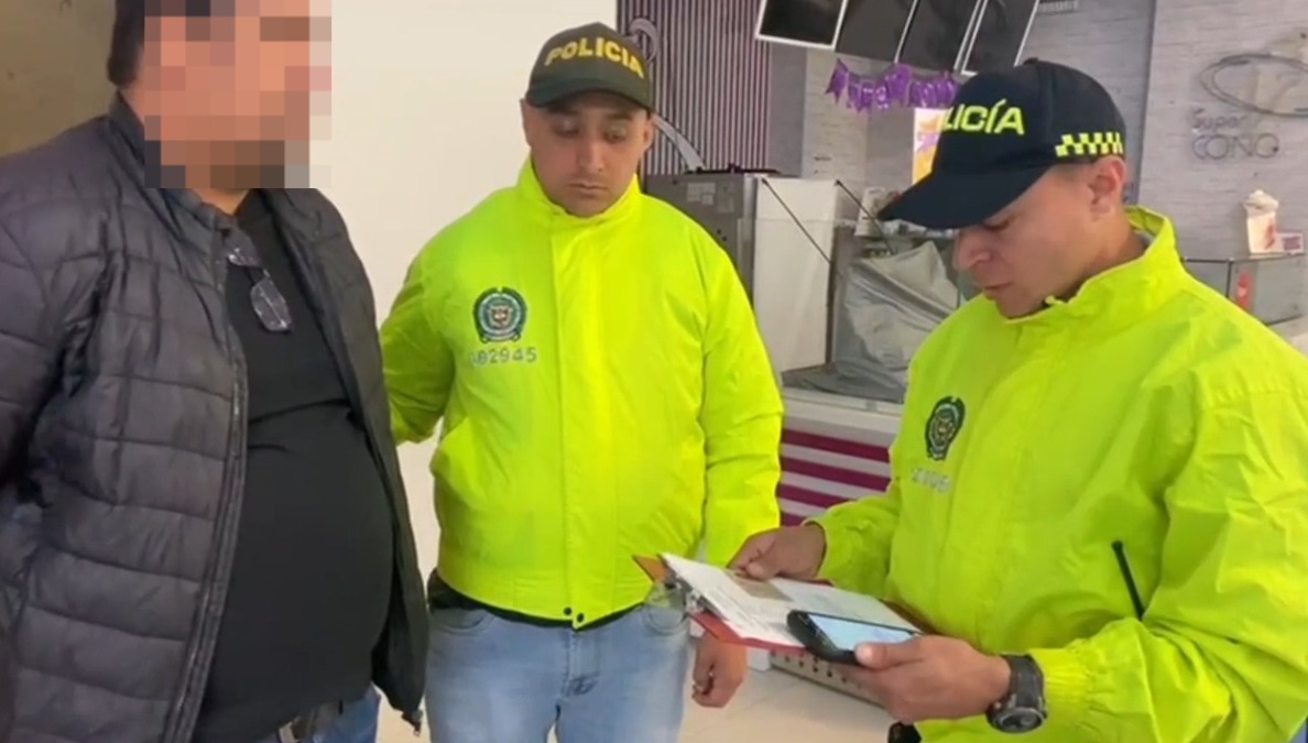 Capturan a ingeniero que engañó por redes a una menor y luego la abusó; le dio $200.000 para que no dijera nada La Policía Metropolitana de Bogotá capturó a un hombre de 48 años, que abusó sexualmente de una menor de 13 años.