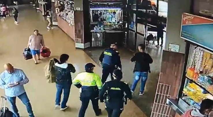 Capturaron en Bogotá a 'El Zorro', sujeto señalado de violar a menores de edad en Tolima Alias 'El Zorro' se ganaba la confianza de sus parejas sentimentales para acercarse a las hijas de estas y abusar sexualmente de las menores.