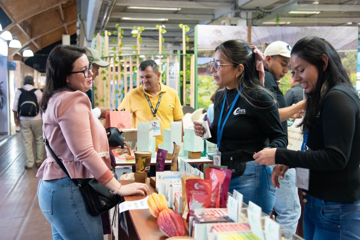 Chocoshow: La feria del Cacao colombiano llega a Bogotá Chocoshow vuelve a Corferias ofreciendo una experiencia única de cacao y chocolate colombiano, los asistentes podrán disfrutar de degustaciones, concursos, exhibiciones y espacios educativos.