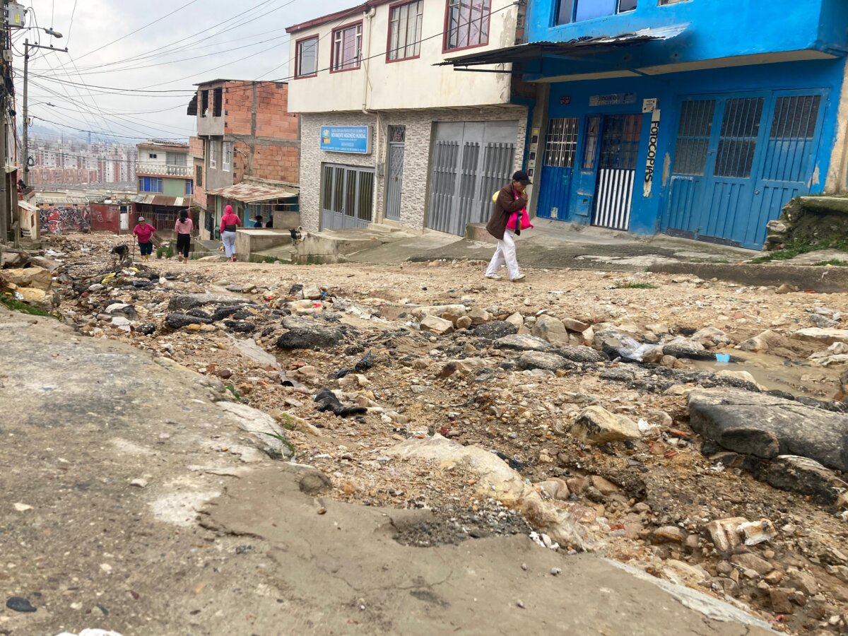 Ciudadanos están desesperados por inundaciones en Soacha: "Quedamos atrapados en las casas" Los residentes de Soacha vieron cómo las vías y hasta algunas casas quedaban bajo el agua debido a las fuertes lluvias.