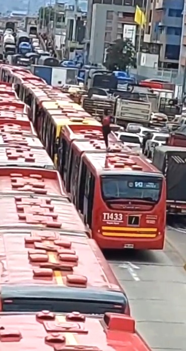 Como en 'Subway Surfers' hombre saltó sobre buses de TransMilenio Como si estuviera en el conocido videojuego 'Subway Surfers' un hombre saltó sobre varios buses de TransMilenio. La situación quedó registrada en video.