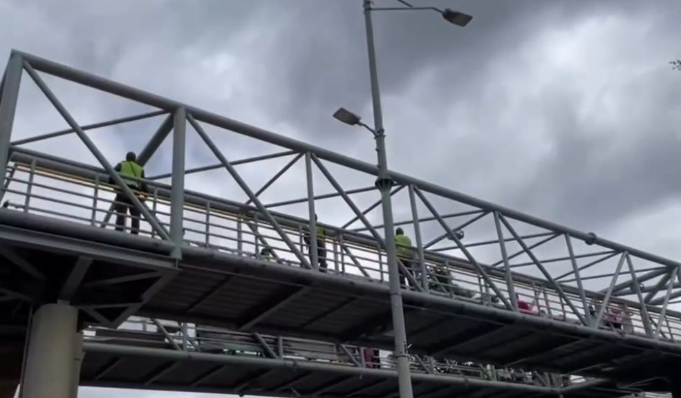 EN VIDEO: Policías evitaron que menor se lanzara desde un puente en Suba Tres auxiliares de policía le salvaron la vida a una joven que intentó lanzarse desde el puente peatonal de la calle 145 con carrera 83, en la localidad de Suba.