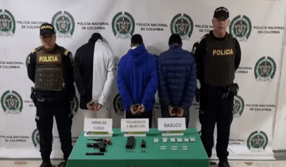 Capturaron a 3 sujetos que portaban armas y 350 dosis de bazuco en Kennedy La Policía Metropolitana logró la captura en flagrancia de tres personas en la localidad de Kennedy, acusadas de fabricación, tráfico, porte o tenencia de armas de fuego y fabricación de estupefacientes.