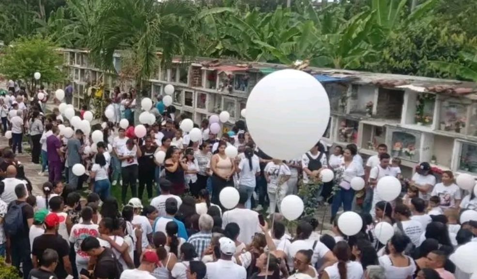 EN VIDEO: Mamá de Sofía Delgado tuvo que calmar a quienes quisieron entrar a la fuerza al cementerio En el cementerio del municipio de Candelaria, Valle del Cauca, fue sepultada Sofía Delgado, la niña de 12 años, quien murió a manos de Brayan Campo.