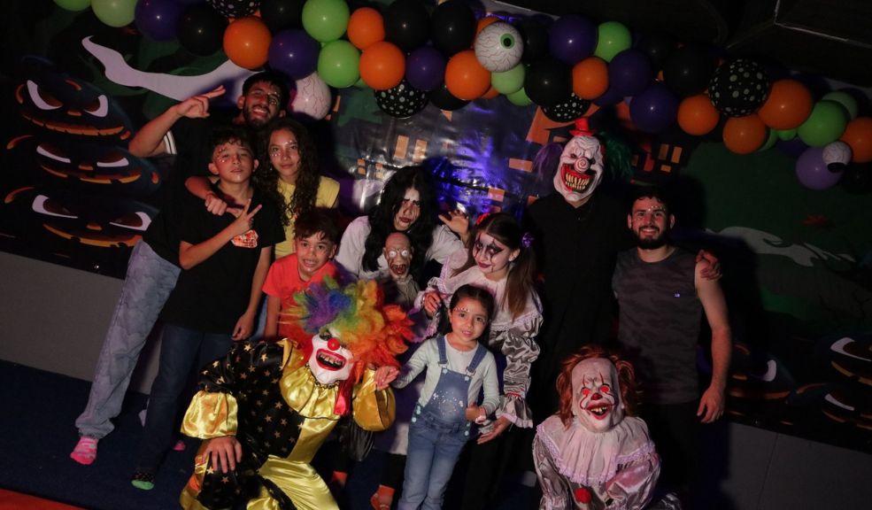 Parque de trampolines, fiesta neón y pijamada de monstruos: Así se celebrará Halloween en Sky Zone Bogotá Tanto el 25 de octubre como el 1 de noviembre, los asistentes podrán disfrutar de una celebración llena de magia, color y emoción.