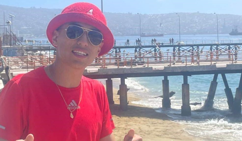 Joven bogotano fue asesinado en medio de un robo en Chile: su familia busca repatriar el cuerpo Con el sueño de conocer el mundo y trabajar para que su familia tuviera mejores condiciones de vida, Cristian Santiago Moreno Castiblanco partió de su casa, ubicada en el barrio Tintalito (Kennedy), sin imaginar que, tras una jornada laboral, sería asesinado en medio de un hurto en Santiago de Chile (donde se radicó). Hoy su familia, integrada por su padre, su madre y sus dos hermanos mayores, pide ayuda para repatriar el cuerpo del joven.