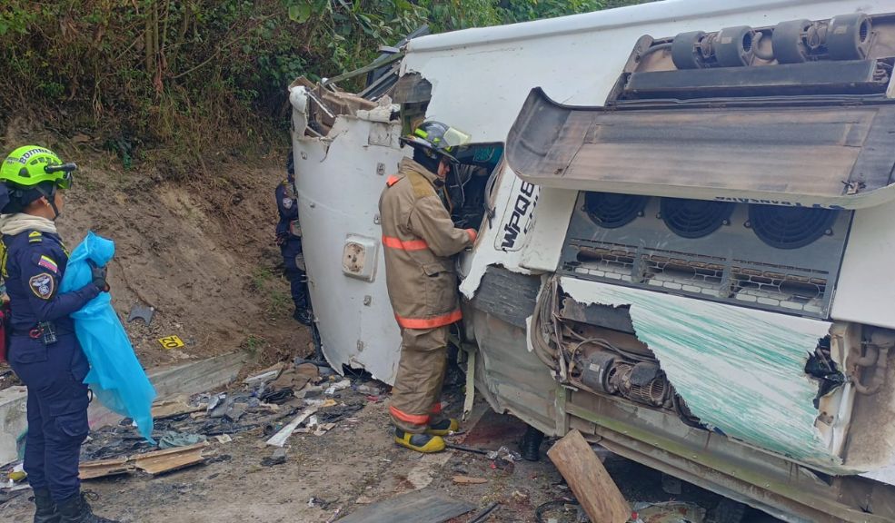 Sobreviviente de accidente en la vía Bogotá-La Mesa narró los angustiantes momentos previos al siniestro La estudiante de veterinaria de la Corporación Educativa Nacional (CEN) contó que cuando viajaban en el vehículo, este se frenó de repente. "El señor intentó acelerar para que el bus avanzara más, pero antes de intentar frenar o parar, siguió acelerando. Empezó a oler mucho a quemado, todos dijimos: ‘venga, comenzó a oler mucho a quemado’, pero el conductor no hizo nada y decidió seguir", relató.