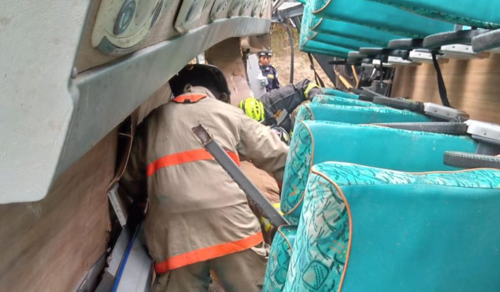 Sobreviviente de accidente en la vía Bogotá-La Mesa narró los angustiantes momentos previos al siniestro La estudiante de veterinaria de la Corporación Educativa Nacional (CEN) contó que cuando viajaban en el vehículo, este se frenó de repente. "El señor intentó acelerar para que el bus avanzara más, pero antes de intentar frenar o parar, siguió acelerando. Empezó a oler mucho a quemado, todos dijimos: ‘venga, comenzó a oler mucho a quemado’, pero el conductor no hizo nada y decidió seguir", relató.