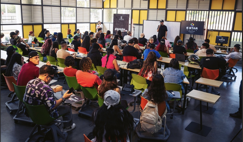 Descomunal: la plataforma que revoluciona la industria musical a través de la educación La escena musical colombiana tiene un nuevo jugador: Descomunal, una plataforma innovadora que busca transformar la manera en que artistas y profesionales se desarrollan en este sector.