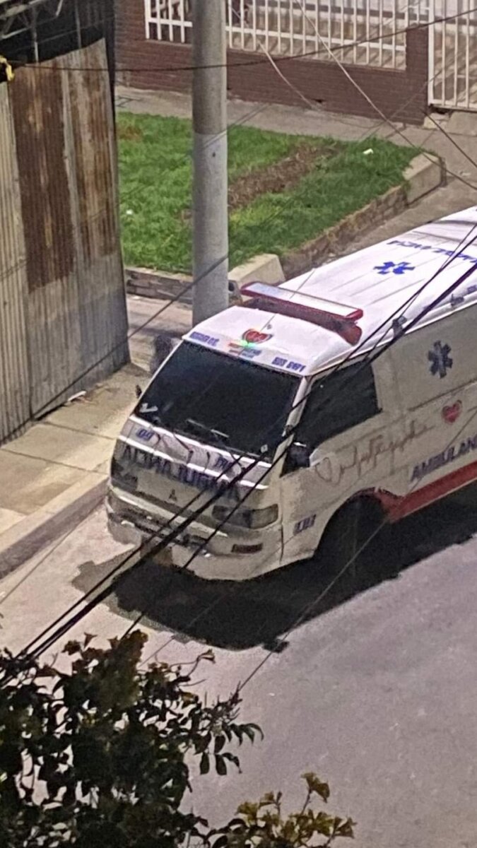 EN VIDEO: Ambulancia privada habría abandonado a un paciente en plena calle de Kennedy Por medio de redes sociales, se reportó que una ambulancia privada habría abandonado a un hombre en plena calle. Secretaría de Salud anunció medidas.