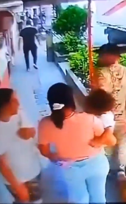 EN VIDEO: Antes de asesinar a un hombre, sicario ofreció disculpas a una mujer La víctima, que era de nacionalidad venezolana, recibió múltiples disparos.