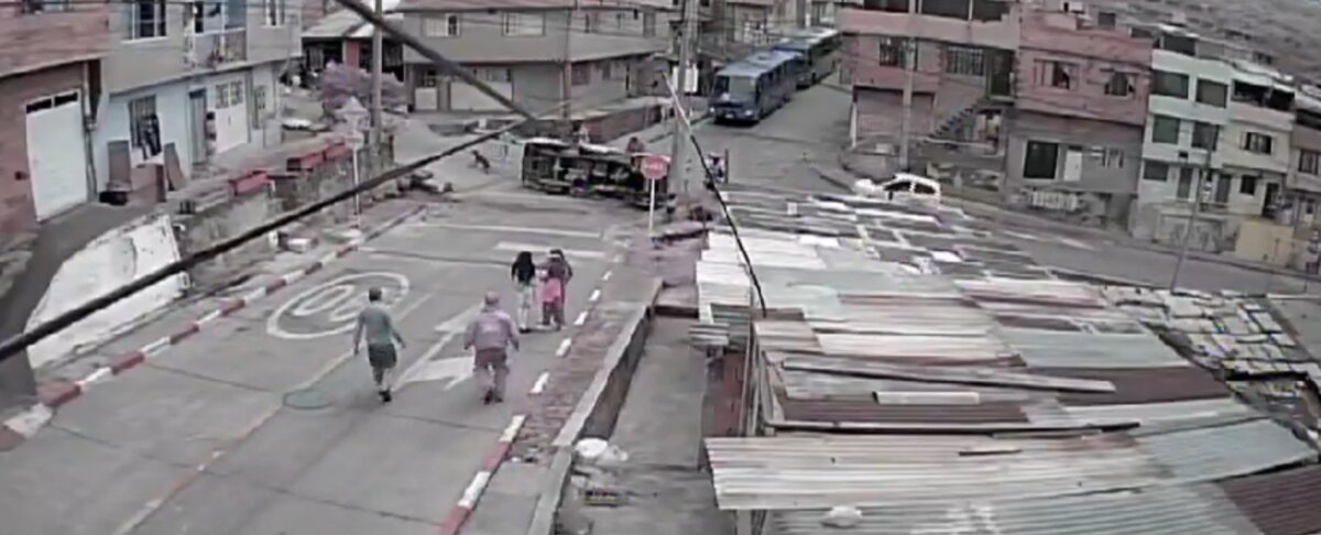 EN VIDEO: Bus se quedó sin frenos y casi arrolla a dos menores en Ciudad Bolívar El impactante video muestra cómo las dos niñas estuvieron a punto de ser embestidas por un bus de servicio público. Una de ellas aseguró que está viva de milagro.