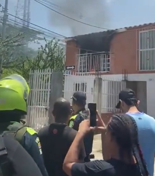 EN VIDEO: Ciudadanos incendian la casa del presunto asesino de Sofía Delgado En la tarde de este jueves, luego de que se conoció quién es el presunto asesino de Sofía Delgado, los ciudadanos le prendieron fuego a la casa del sujeto, pues también salieron a la luz atroces actos que el hombre habría cometido en años anteriores.