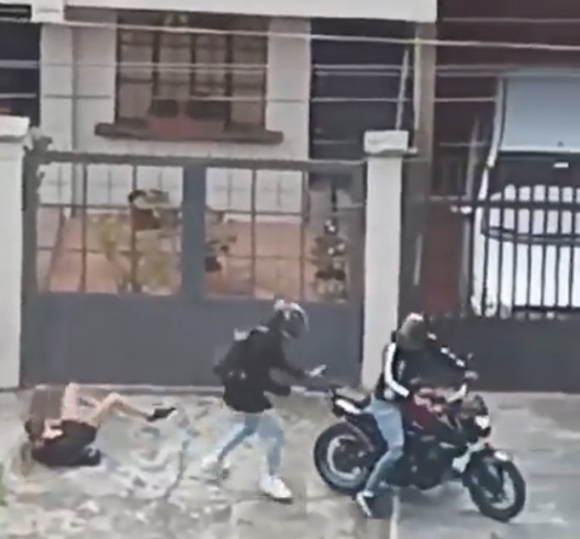 EN VIDEO: Delincuente agredió a una joven en la calle para robarla Los hechos de inseguridad se han convertido en el pan de cada día en la capital del país. En esta ocasión, una joven fue víctima de un violento robo que se registró en la calle, a plena luz del día. Fue a través de la red social X que se dio a conocer el hecho, que según la publicación ocurrió en la calle 127b con carrera 7b, en la localidad de Usaquén.