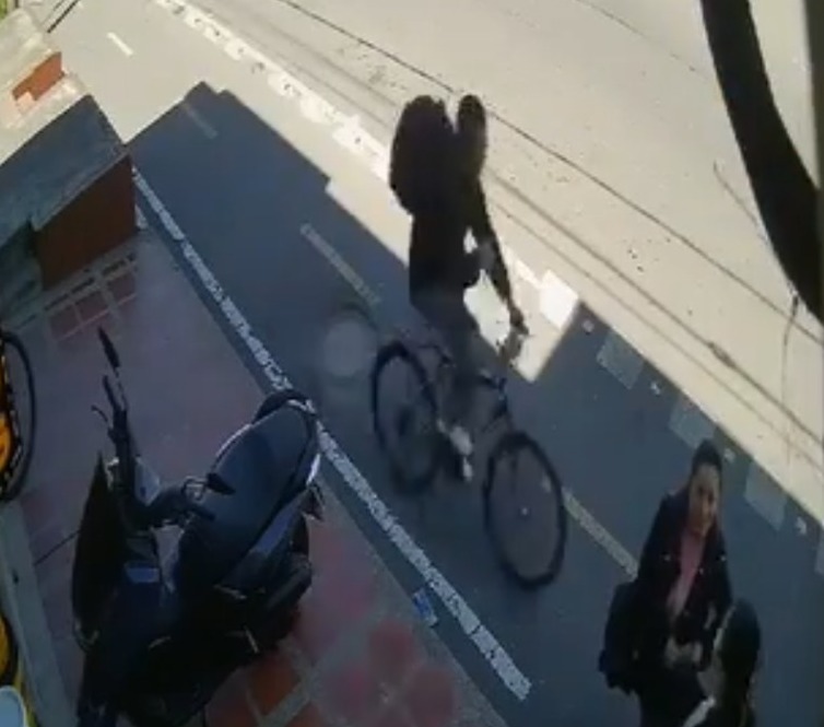 EN VIDEO: Hombre en bicicleta estaría apuñalando a mujeres en Kennedy En un video quedó registrado el momento en el que un hombre a bordo de una bicicleta apuñaló a una mujer en el barrio Carvajal, de la localidad de Kennedy.