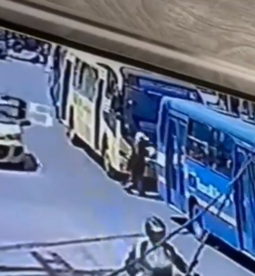 EN VIDEO: Impactante momento en el que peatón es arrollado por bus en San Cristóbal Un video captó el momento en que un hombre fue arrollado por un bus en San Cristóbal. En la grabación se observa cómo el peatón le hace señas al conductor para que lo deje pasar, pero este no lo ve y termina atropellándolo (Cabe señalar que estos vehículos tienen varios puntos ciegos). El incidente ha generado debate al respecto. ¿Qué opina usted?