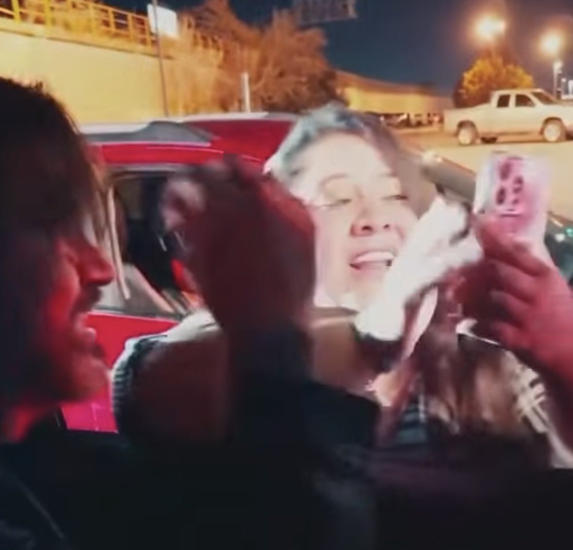 EN VIDEO: Juanes sorprendió a fanática que cantaba una de sus canciones Juanes salía de un concierto cuando grabó el momento en el que la fanática iba en su carro cantando a todo pulmón sus canciones.