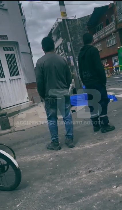 EN VIDEO: Motociclista murió tras ser arrollado por una patrulla de la Policía en Soacha Tras el choque, el motociclista se estrelló contra un poste y murió. Los hechos ocurrieron en el sector de León XIII (Soacha).