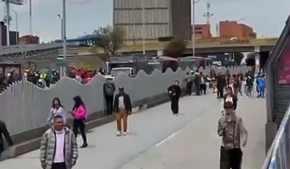 EN VIVO: Manifestaciones en Bogotá afectan el servicio de TransMilenio Durante este martes, 29 de octubre, Bogotá ha vivido jornadas de manifestaciones que han afectado gravemente la movilidad en Bogotá.