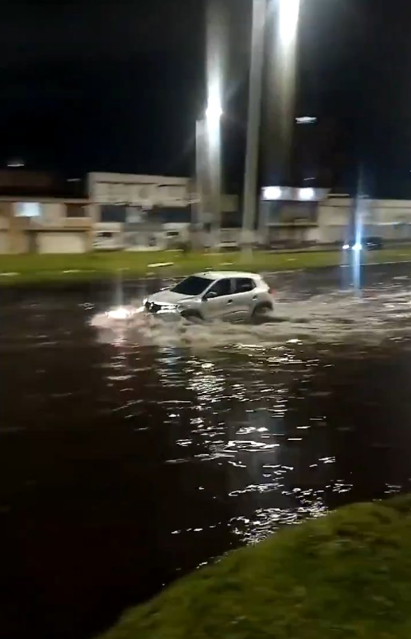 Encharcamientos y caos en la movilidad por fuertes lluvias en Bogotá Los ciudadanos se ven afectados por los encharcamientos que se han generado en varios puntos de Bogotá debido a las fuertes lluvias de los últimos días. Así quedaron las vías.