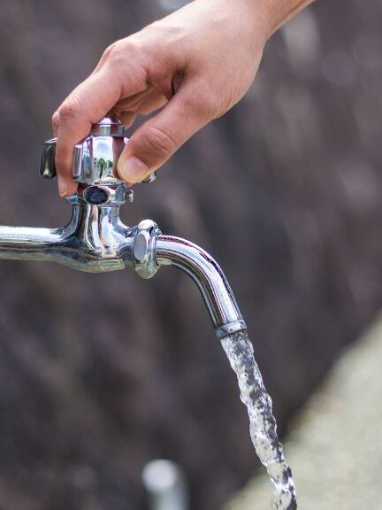 Estos son los mejores hábitos para ahorrar agua en su hogar El desperdicio de agua en Bogotá es una problemática alarmante, especialmente en tiempos de escasez. Se estima que cuatro de cada diez litros de agua potable se pierden a diario, lo que equivale a 164 piscinas olímpicas.