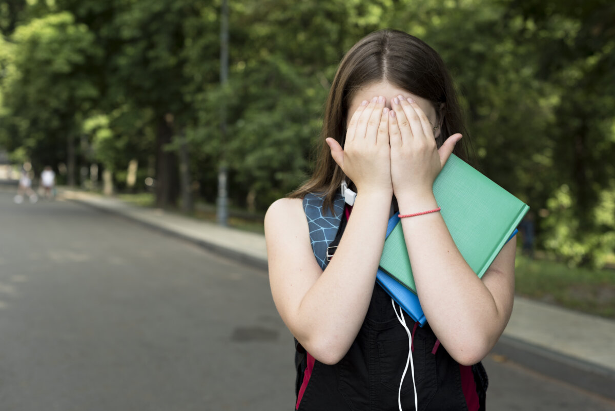 Estudiantes denunciaron presunto acoso sexual de un docente Tres estudiantes de un colegio en Barrancabermeja denunciaron que un docente de la institución habría abusado sexualmente de ellas.