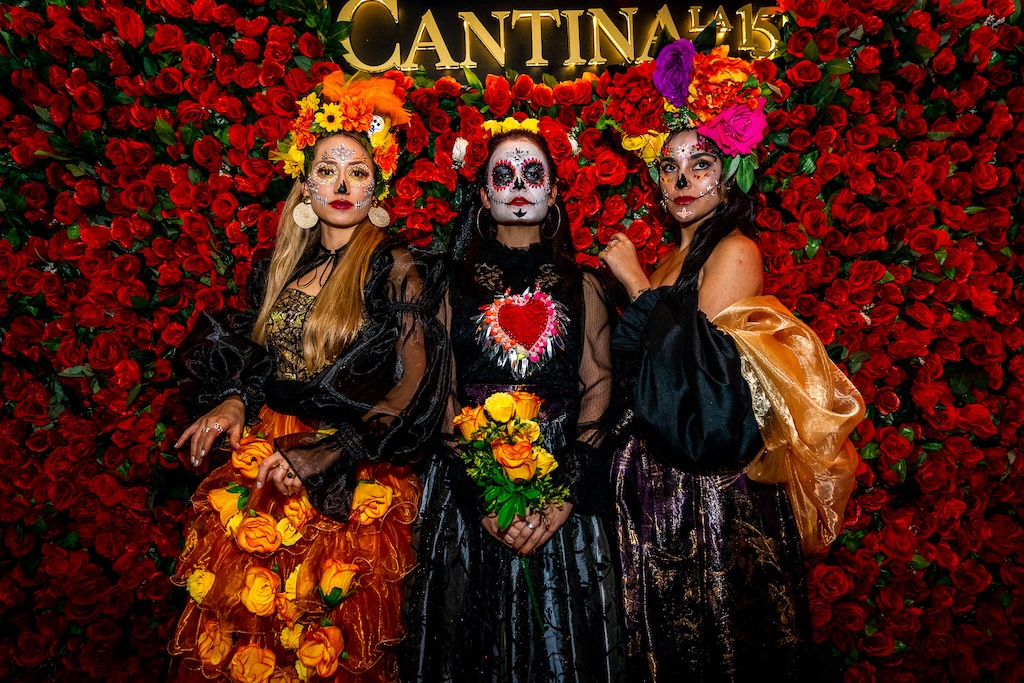 Planes imperdibles para celebrar Halloween en Bogotá La fiebre de Halloween se ha apoderado de la capital colombiana, y este año, la ciudad se prepara para recibir la festividad con una amplia variedad de eventos y actividades para todos los gustos.