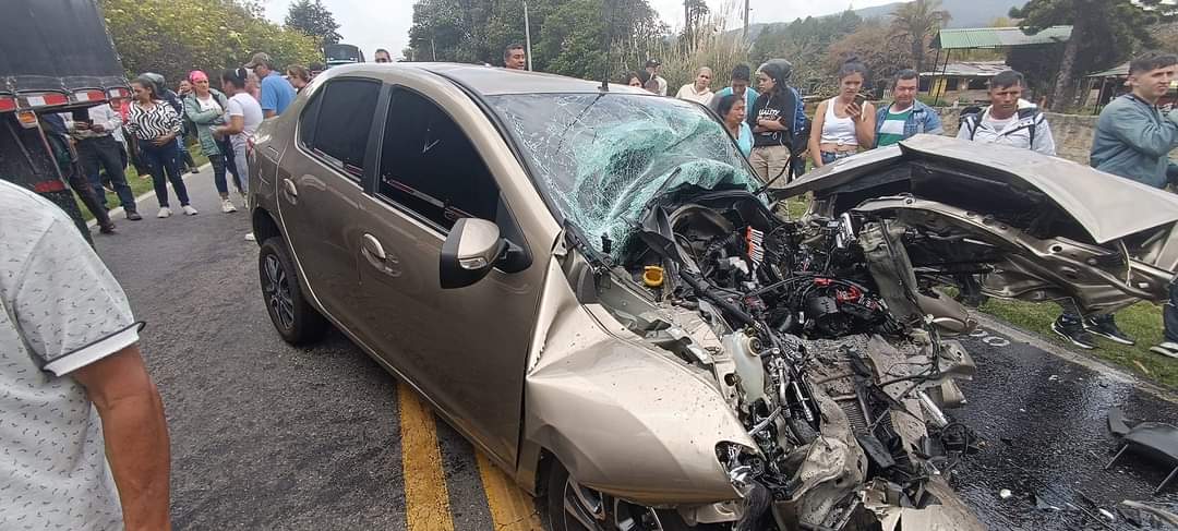 Fuerte accidente en la vía Facatativá - Albán dejó 3 personas lesionadas En la tarde de este martes 15 de octubre, se registró un fuerte accidente que dejó a 3 personas lesionadas, una de ellas es un meno de edad.