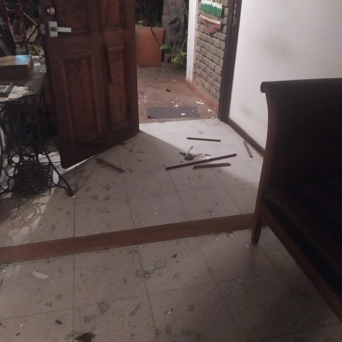 Fuerte explosión cerca de la casa de los padres de un exalcalde de Jamundí: un policía quedó afectado Una fuerte explosión se registró cerca a una estación de Policía en el municipio de Jamundí. Un uniformado resultó afectado, pues también se dio en inmediaciones a una estación de Policía.