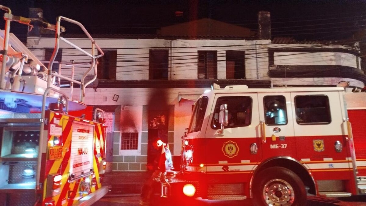 Fuerte incendio en inquilinato de Barrios Unidos dejó 2 personas heridas 2 personas resultaron lesionadas tras grave incendio en un inquilinato ubicado en Barrios Unidos. Le contamos más detalles.