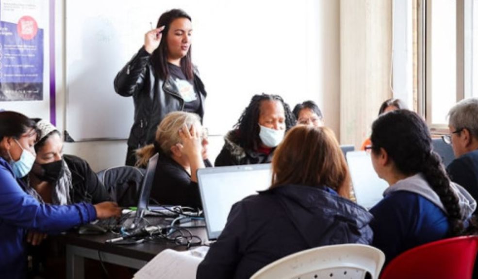 Gran feria laboral en Bogotá: más de 1900 vacantes Entre las empresas que participarán en la feria se destacan marcas reconocidas como H&M, Levis, Falabella, Seven Seven, ZTE, Oma, y Colanta, ofreciendo oportunidades laborales en distintos perfiles como asesores comerciales, auxiliares de almacenamiento y bodega.