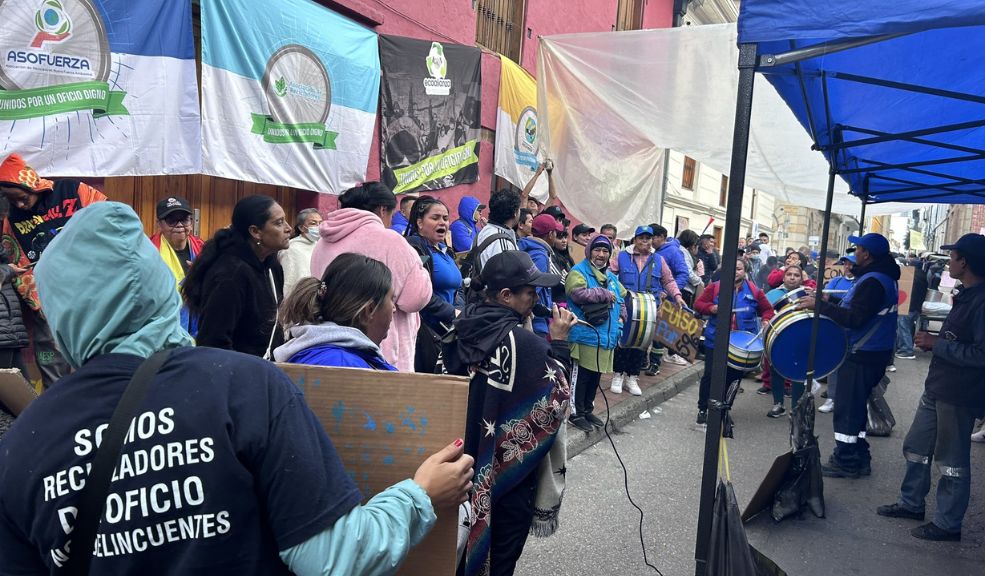 Gremio de recicladores protesta frente al Ministerio de Vivienda en el centro de Bogotá Desde tempranas horas de la mañana de este lunes 7 de octubre, decenas de recicladores se citaron en el centro de Bogotá para protestar sobre sus condiciones laborales.