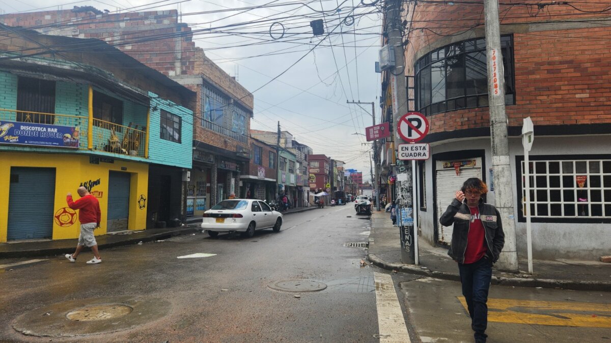 Hombre murió tras ser herido con arma blanca en un bar de Rafael Uribe Minutos después, mientras era trasladado a un centro asistencial, el hombre, cuya identidad no pudo ser establecida, perdió la vida en el trayecto. El ataque se perpetró la noche del domingo.