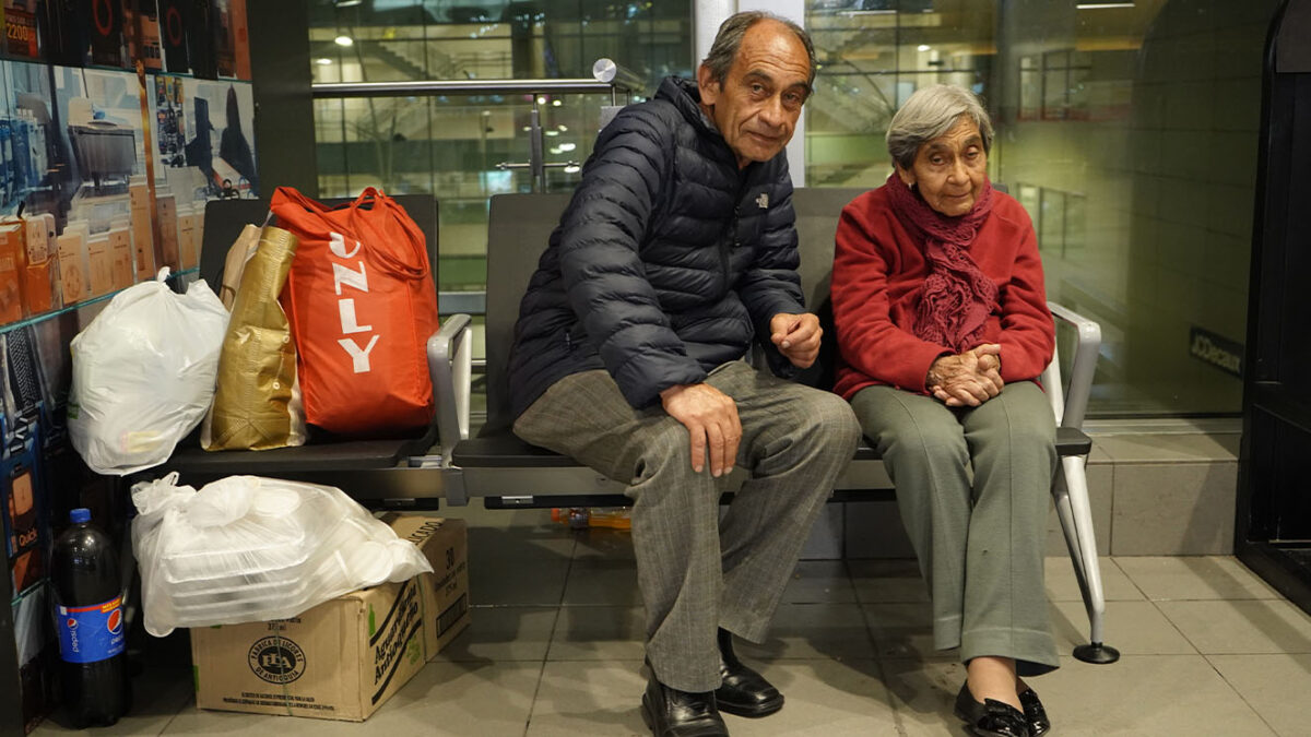 Hombre que durmió en el aeropuerto El Dorado junto a su madre lanzará su primer libro: 'Relato de una desgracia' Don César Augusto Facciola y su mamá, Beatriz Ballesteros, durmieron durante meses en el aeropuerto El Dorado debido a una situación desafortunada, por eso busca contar su historia con su libro 'Relato de una desgracia'.