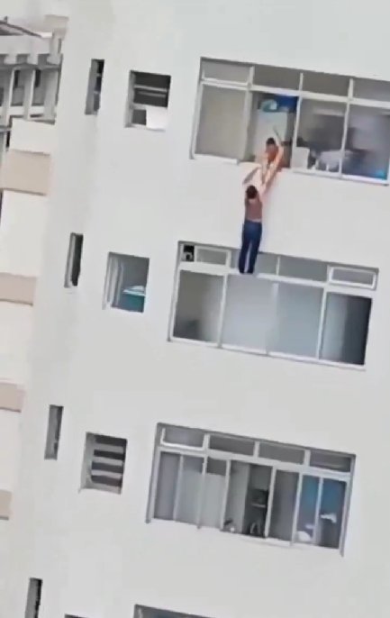 Impactante video de mujer que casi cae al vacío mientras limpiaba las ventanas de un edificio Una mujer duro varios minutos suspendida desde el piso 16 de un edificio. Los hechos quedaron registrados en video.