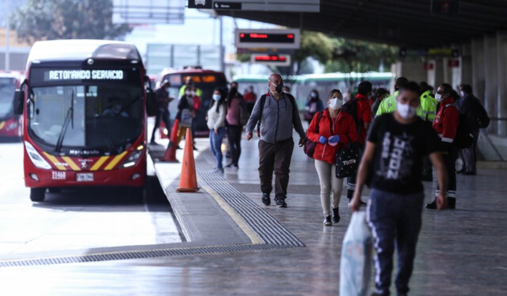 Ladrones fingían caerse para robar celulares en TransMilenio En las últimas horas, la Policía Metropolitana de Bogotá capturó a varios criminales que estaban delinquiendo en la estación Avenida Jiménez de TransMilenio