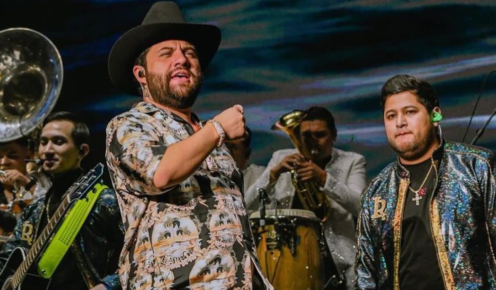 Llega a Bogotá Luis R Conriquez, "El Rey de los Corridos Bélicos" Tras el éxito de su sencillo "Por si se les olvidaba", Luis R Conriquez, el "rey de los corridos bélicos", llega a Colombia con dos conciertos en Bogotá y Medellín.