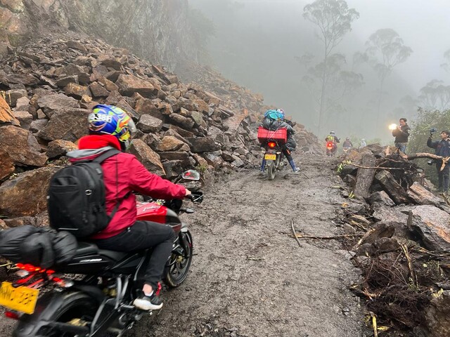 Lluvias aumentan el riesgo de deslizamiento en Bogotá Las recientes lluvias en Bogotá han generado inundaciones y deslizamientos de tierra en varios sectores de la ciudad, particularmente en las localidades de Ciudad Bolívar y Chapinero.