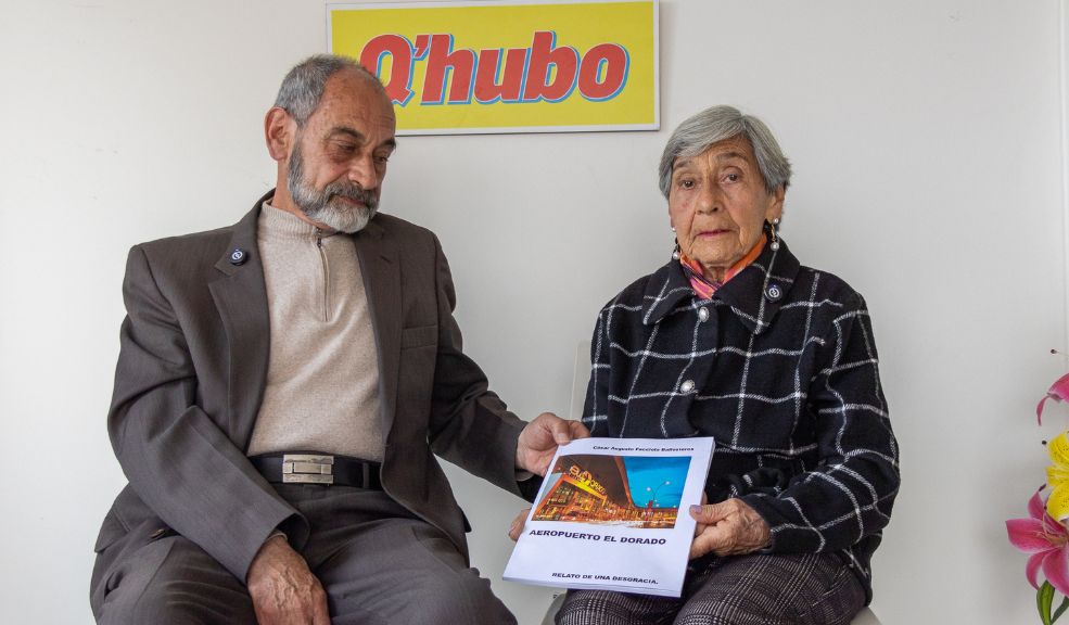 Hombre que durmió en el aeropuerto El Dorado junto a su madre lanzará su primer libro: 'Relato de una desgracia' Don César Augusto Facciola y su mamá, Beatriz Ballesteros, durmieron durante meses en el aeropuerto El Dorado debido a una situación desafortunada, por eso busca contar su historia con su libro 'Relato de una desgracia'.