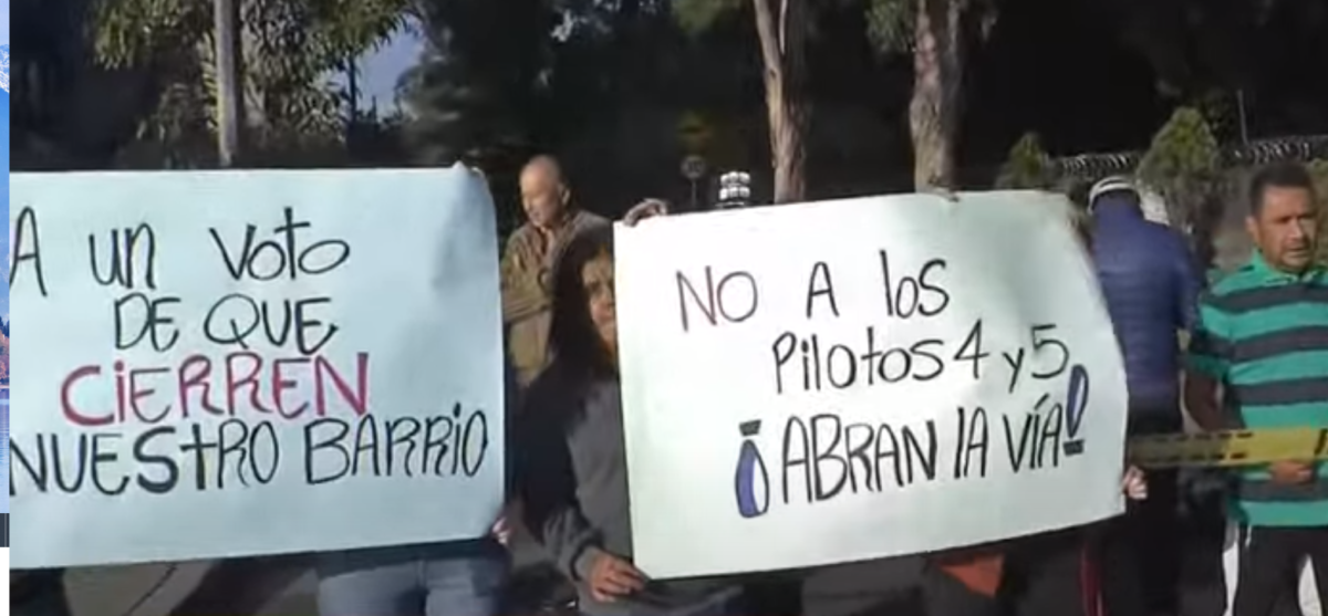 Manifestación en Kennedy generó complicaciones de movilidad Los residentes del barrio Bavaria se manifestaron por el cierre de una vía que les permite el acceso a este sector. Se presentaron trancones y complicaciones de movilidad.