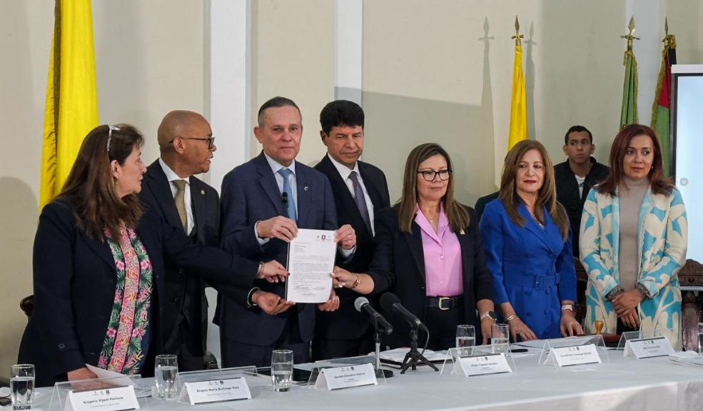 MinJusticia, Fiscalía y Corte Suprema radican proyecto de reforma a la justicia en el Congreso Con este proyecto, el Gobierno Nacional propone cambios radicales al sistema penal colombiano con el fin de agilizar los procesos judiciales y reducir la impunidad.