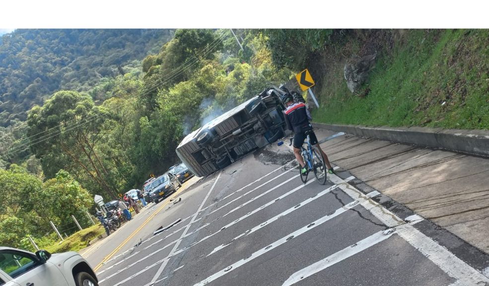 Ministra de transporte se pronuncia tras accidente de tránsito en la vía Bogotá- La Mesa El accidente ocurrido en la carretera Mosquera-La Mesa ha sido objeto de atención por parte de las autoridades, quienes creen que una falla en los frenos del vehículo podría ser la causa principal del siniestro.