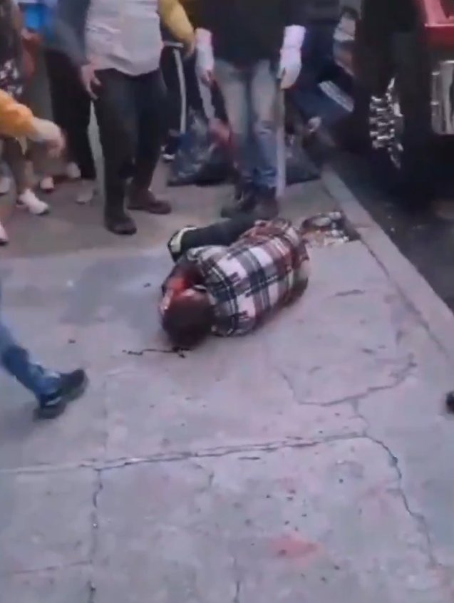 Momento en que ciudadanos intentan linchar al presunto asesino de dos niños en Engativá Residentes del barrio Las Ferias golpearon al presunto asesino de 2 pequeños niños. El hombre habría asesinado a sus hijos frente a su esposa.